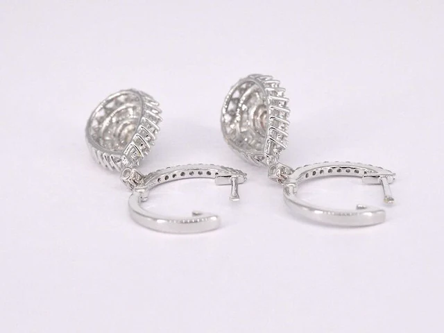 Witgouden druppelvormige oorhangers met diamanten - afbeelding 6 van  9