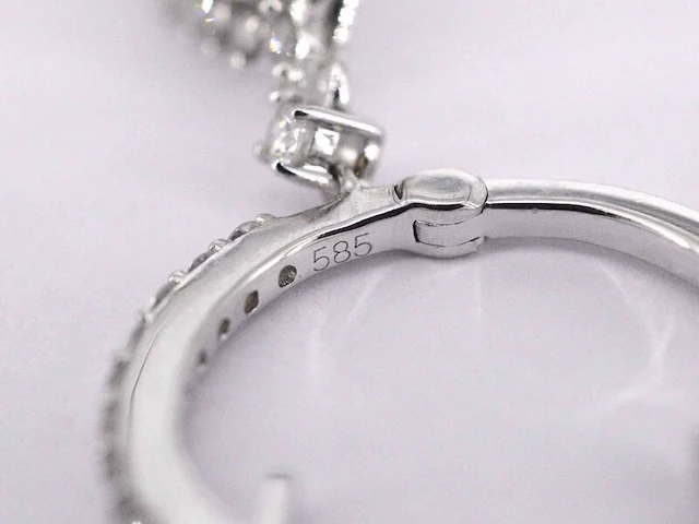 Witgouden druppelvormige oorhangers met diamanten - afbeelding 7 van  9