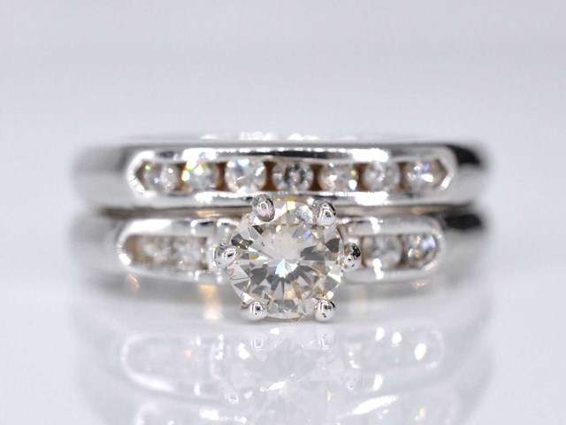 Witgouden dubbele ring met een briljant geslepen diamant - afbeelding 1 van  7