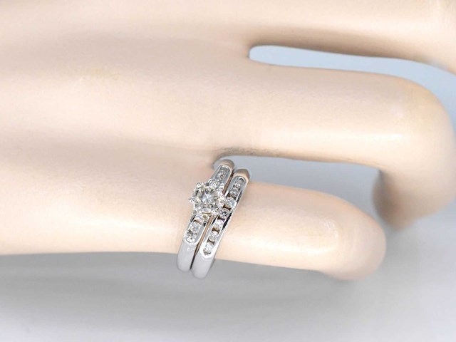 Witgouden dubbele ring met een briljant geslepen diamant - afbeelding 2 van  7
