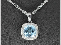 Witgouden entourage hanger bezet met topaas en diamanten, excl. ketting