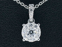 Witgouden entourage hanger met briljant geslepen diamanten, excl. ketting