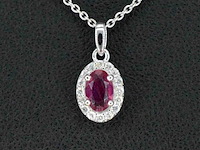 Witgouden entourage hanger met diamanten en robijn, excl. ketting