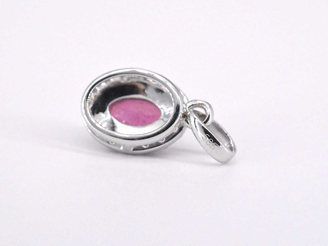 Witgouden entourage hanger met diamanten en robijn - afbeelding 6 van  6