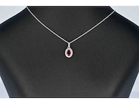 Witgouden entourage hanger met diamanten en robijn - afbeelding 2 van  7