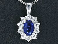 Witgouden entourage hanger met diamanten en saffier, excl. ketting