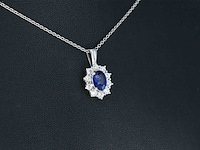 Witgouden entourage hanger met diamanten en saffier, excl. ketting - afbeelding 4 van  9