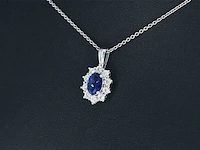 Witgouden entourage hanger met diamanten en saffier (excl. ketting) - afbeelding 3 van  9