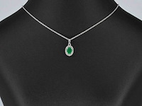 Witgouden entourage hanger met diamanten en smaragd, excl. ketting - afbeelding 2 van  8