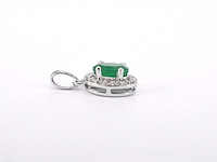 Witgouden entourage hanger met diamanten en smaragd - afbeelding 6 van  7