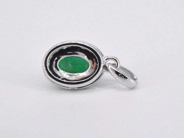 Witgouden entourage hanger met diamanten en smaragd - afbeelding 7 van  7