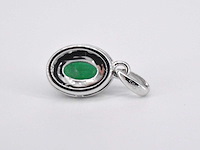Witgouden entourage hanger met diamanten en smaragd - afbeelding 7 van  7
