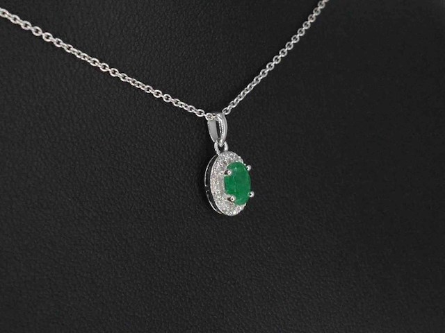 Witgouden entourage hanger met smaragd en diamanten - afbeelding 5 van  7