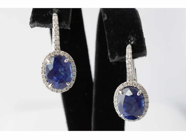 Witgouden entourage oorbellen diamant saffier - afbeelding 1 van  7