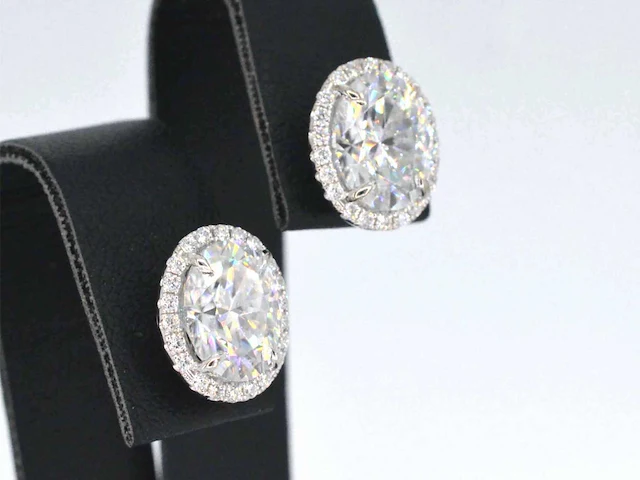Witgouden entourage oorbellen diamant - afbeelding 5 van  10