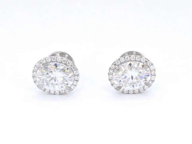 Witgouden entourage oorbellen diamant - afbeelding 7 van  10