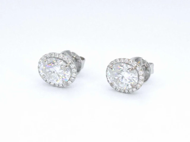 Witgouden entourage oorbellen diamant - afbeelding 9 van  10