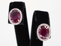 Witgouden entourage oorbellen diamanten en robijn - afbeelding 1 van  6