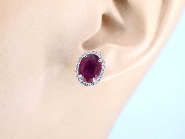 Witgouden entourage oorbellen diamanten en robijn - afbeelding 2 van  6