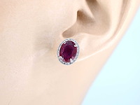 Witgouden entourage oorbellen diamanten en robijn - afbeelding 2 van  6