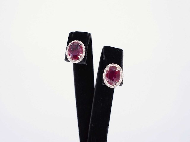 Witgouden entourage oorbellen diamanten en robijn - afbeelding 4 van  6