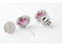 Witgouden entourage oorbellen diamanten en robijn - afbeelding 6 van  6