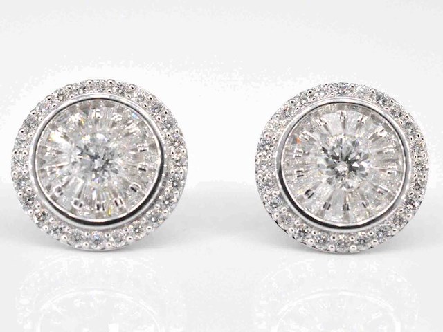 Witgouden entourage oorbellen gezet met 1.20 carat - afbeelding 1 van  6