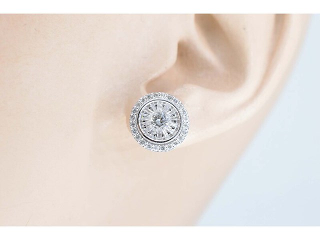 Witgouden entourage oorbellen gezet met 1.20 carat - afbeelding 2 van  6