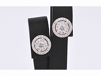 Witgouden entourage oorbellen gezet met 60 briljant geslepen diamanten