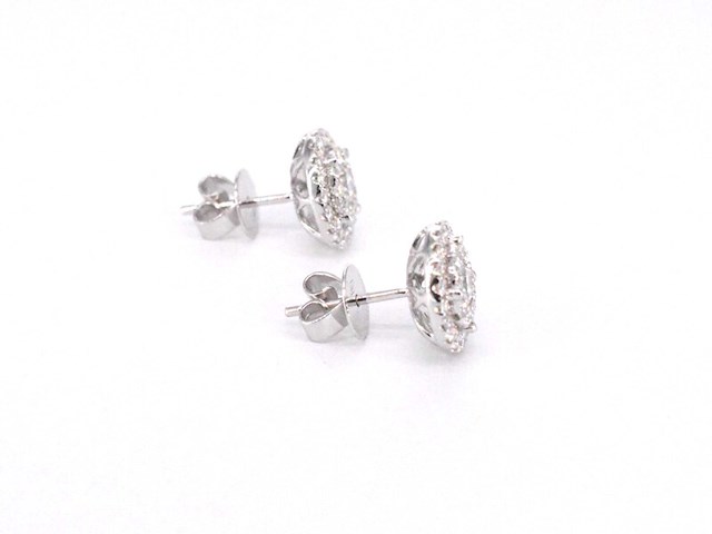 Witgouden entourage oorbellen gezet met 60 briljant geslepen diamanten - afbeelding 7 van  10