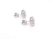 Witgouden entourage oorbellen gezet met 60 briljant geslepen diamanten - afbeelding 7 van  10