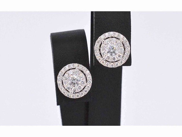 Witgouden entourage oorbellen gezet met 60 briljant geslepen diamanten - afbeelding 1 van  10