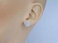 Witgouden entourage oorbellen gezet met 60 briljant geslepen diamanten - afbeelding 3 van  10