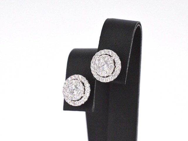 Witgouden entourage oorbellen gezet met 60 briljant geslepen diamanten - afbeelding 4 van  10