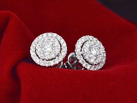 Witgouden entourage oorbellen gezet met 60 briljant geslepen diamanten - afbeelding 9 van  10