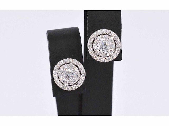 Witgouden entourage oorbellen met 60 briljant geslepen diamanten - afbeelding 1 van  9