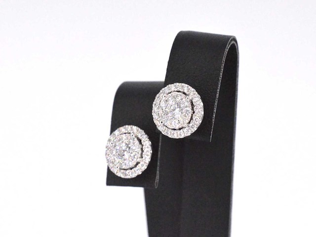 Witgouden entourage oorbellen met 60 briljant geslepen diamanten - afbeelding 4 van  9