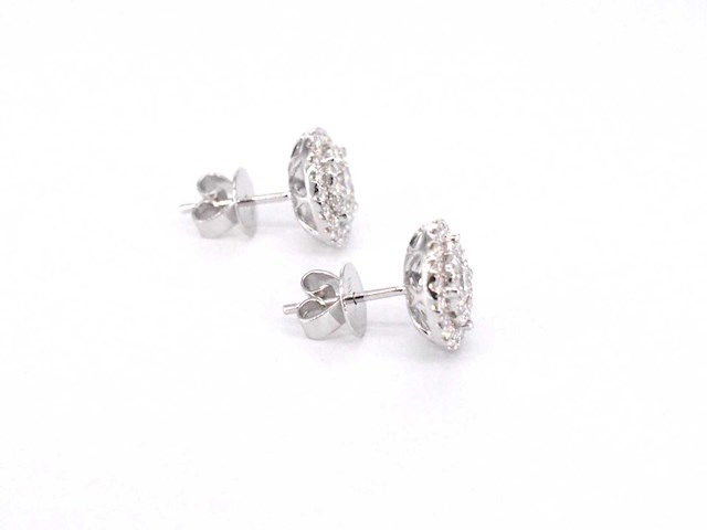 Witgouden entourage oorbellen met 60 briljant geslepen diamanten - afbeelding 6 van  9