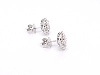 Witgouden entourage oorbellen met 60 briljant geslepen diamanten - afbeelding 6 van  9