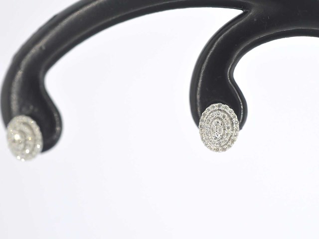Witgouden entourage oorbellen met diamant - afbeelding 1 van  7