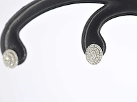 Witgouden entourage oorbellen met diamant