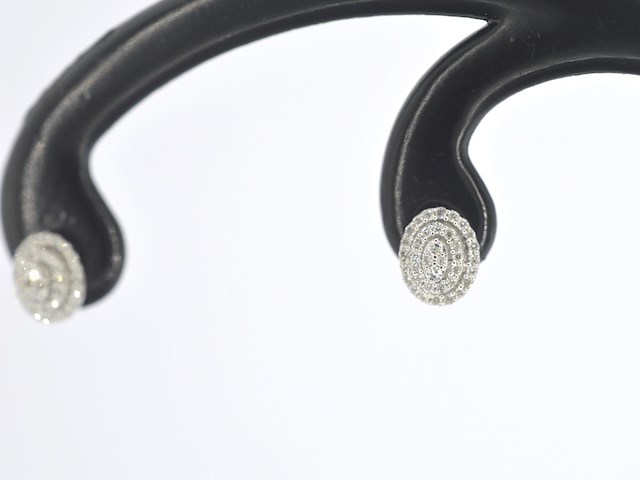 Witgouden entourage oorbellen met diamant - afbeelding 1 van  8