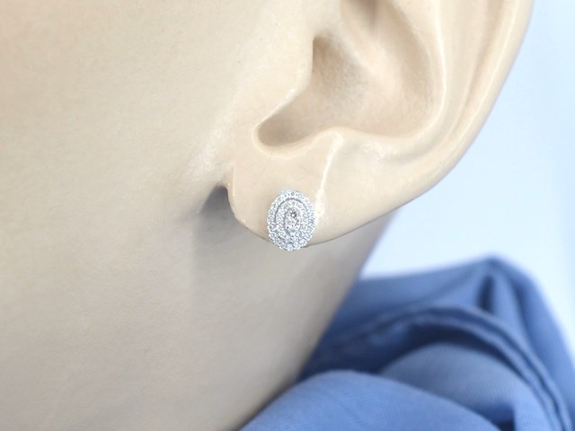 Witgouden entourage oorbellen met diamant - afbeelding 2 van  8