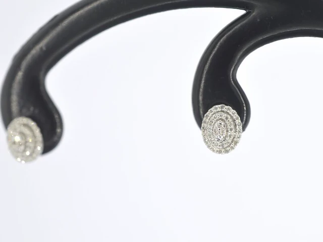 Witgouden entourage oorbellen met diamant - afbeelding 1 van  8