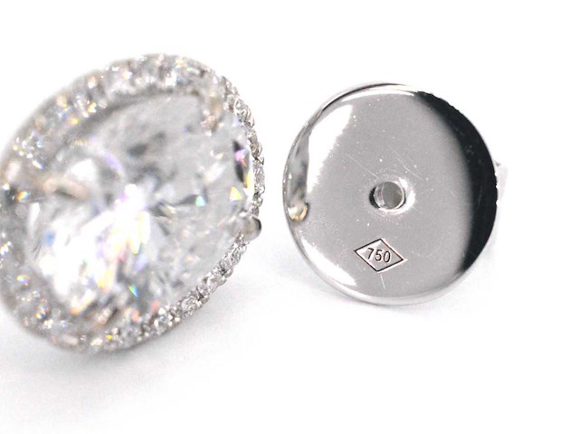 Witgouden entourage oorbellen met diamanten en een gemaakte ovale briljant - afbeelding 2 van  10