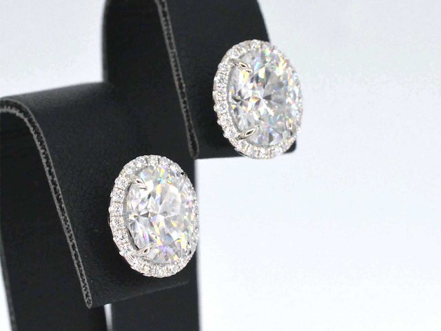 Witgouden entourage oorbellen met diamanten en een gemaakte ovale briljant - afbeelding 6 van  10
