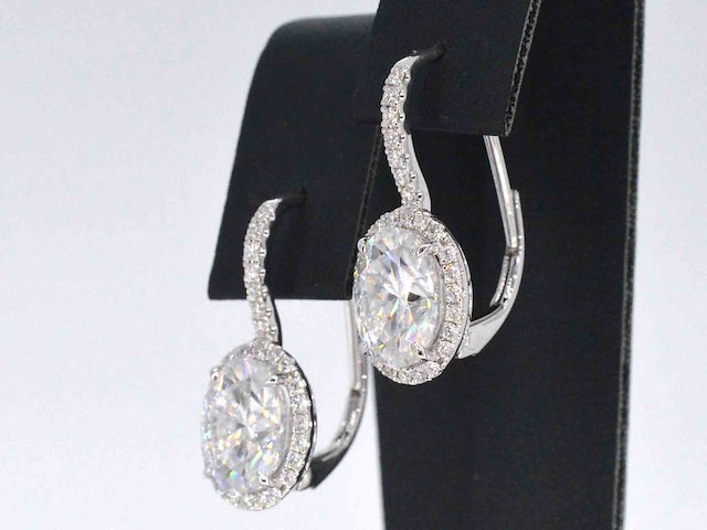 Witgouden entourage oorbellen met diamanten en een gemaakte ovale briljant - afbeelding 4 van  8