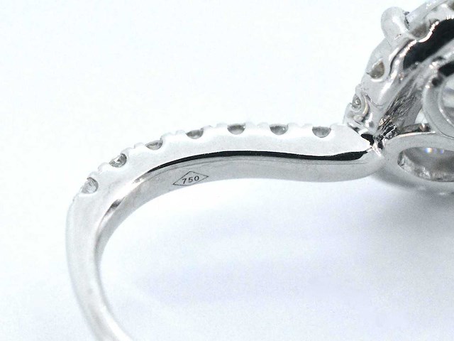 Witgouden entourage oorbellen met diamanten en een gemaakte ovale briljant - afbeelding 8 van  8