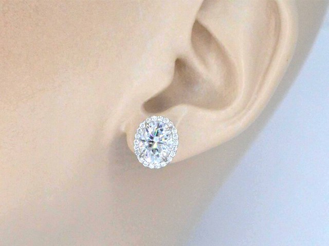 Witgouden entourage oorbellen met diamanten en een gemaakte ovale briljant - afbeelding 4 van  11