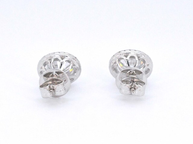 Witgouden entourage oorbellen met diamanten en een gemaakte ovale briljant - afbeelding 9 van  11